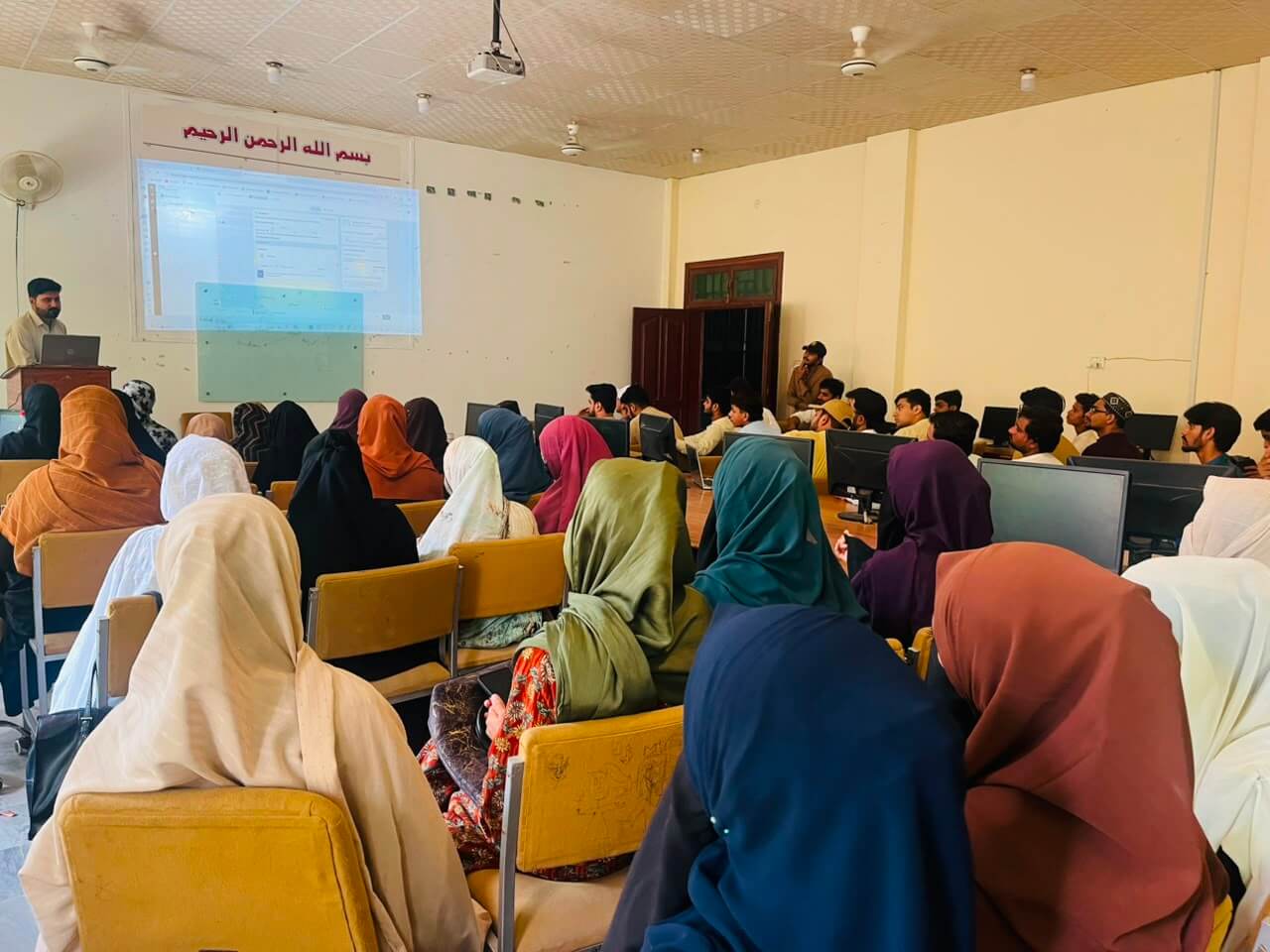 Hunar Tehreek training class in session — photo 4